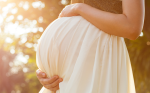 Phụ nữ mang thai tắm nắng có an toàn?