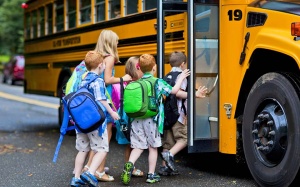 Trẻ đi học bằng xe bus: Nên dạy con những gì?