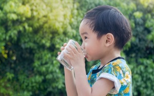6 mẹo đơn giản giúp trẻ uống nhiều nước hơn
