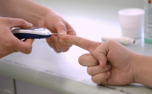 Đường huyết lúc đói 7.1mmol/l, HbA1c 6.5% điều trị như thế nào?