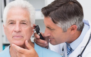 Thường xuyên bị ù tai, có tiếng ồn trong tai do đâu? 