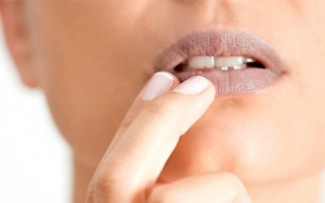 Môi thâm, môi xỉn màu vì những thói quen xấu