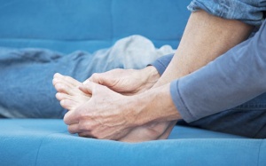 7 nguyên nhân gây run chân khó kiểm soát