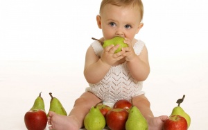 Nên cho bé yêu ăn gì để phòng ngừa táo bón?