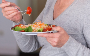 Chế độ dinh dưỡng cho người trên 60 tuổi cần lưu ý gì?