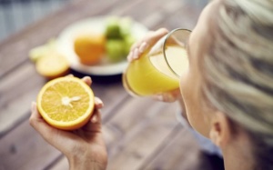 Có nên uống nước ép cam để trị táo bón?