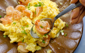 Trứng khuấy với tôm: Món ăn đơn giản mà ngon cơm 