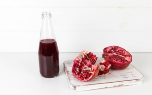 Bà bầu nên uống nước ép lựu để nuôi dưỡng não bộ của con