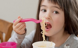 Có nên cho trẻ em ăn mì tôm, mì ăn liền?