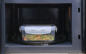 Dùng hộp nhựa trong lò vi sóng hâm nóng thức ăn: Dễ bị ung thư, vô sinh