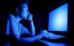 Ánh sáng xanh: Lợi ích và tác hại thế nào với sức khỏe?