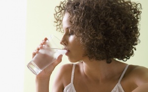 Súc miệng bằng nước muối có giúp giảm đau họng, viêm họng? 