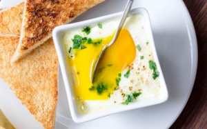 Trứng nướng với giăm bông: Bữa sáng nhanh gọn, giàu dinh dưỡng 