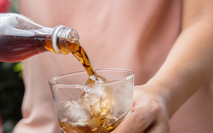 Uống soda, nước ngọt gây ảnh hưởng thế nào đến não bộ?