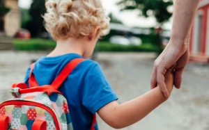 Trẻ tự kỷ: Dấu hiệu nhận biết và phương pháp điều trị