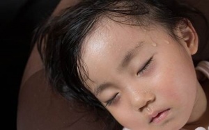 Biện pháp đơn giản giúp trẻ hết ra mồ hôi trộm