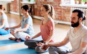 15 tư thế yoga đơn giản giúp bạn cải thiện sức khỏe tổng thể