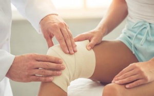 Đau dây chằng do tập thể thao dùng thuốc giảm đau có tác dụng không?