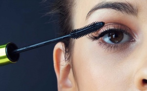 Điều gì xảy ra nếu bạn chuốt mascara mỗi ngày?