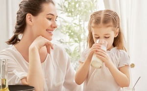 Hướng dẫn mới về đồ uống cho trẻ nhỏ: Nên hạn chế sữa thực vật