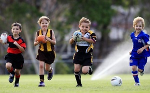 Video: Khuyến khích trẻ chơi thể thao có lợi như thế nào?