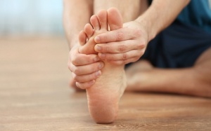 Cách khám bàn chân cho người bệnh đái tháo đường