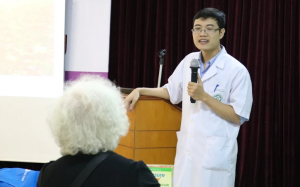 Bác sỹ Bệnh viện Bạch Mai hướng dẫn chăm sóc bàn chân cho người bệnh đái tháo đường 