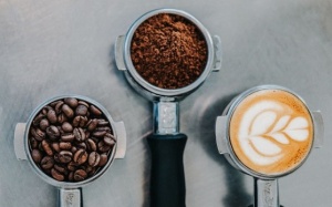 Thích uống cà phê nhưng sợ răng ố vàng, phải làm sao?