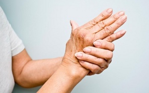 Những nguyên nhân gây run tay chân ở người cao tuổi