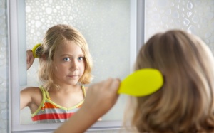 Trẻ nhỏ bị rụng tóc do đâu? 