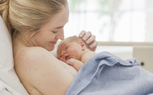 Video: Lợi ích sức khỏe không ngờ của việc ôm ấp, vuốt ve