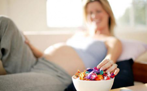 Bà bầu “nghiện” đồ ngọt gây hại gì?