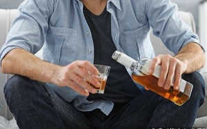 Cha uống rượu, con có thể mắc tim bẩm sinh