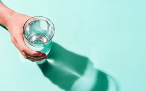 Không chỉ để giải khát, uống đủ nước còn vì những điều này