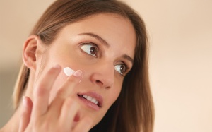 Nổi mụn đỏ dày trên mặt có phải do dị ứng?