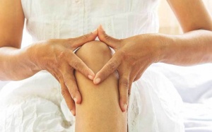 Vì sao tôi bị cứng khớp vào buổi sáng? 