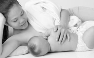 Một hợp chất trong sữa mẹ có khả năng chống lại hại khuẩn