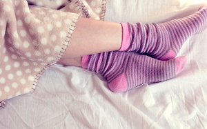 Nguyên nhân nào khiến bạn bị lạnh chân khi đi ngủ?