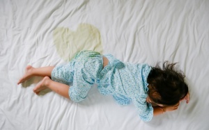 Cách tẩy vết máu trên nệm, xử lý đệm bị mốc và dính nước tiểu