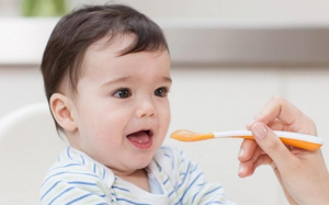 Đây là lý do mẹ tuyệt đối không nên cho bé ăn mật ong