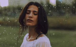 4 bước dễ dàng để da vẫn luôn rạng rỡ trong những ngày mưa u ám