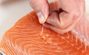 Bị hóc xương cá ở cổ họng phải làm thế nào?