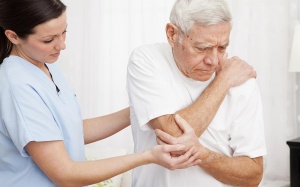 Ngoài 80 tuổi có nên dùng TPBVSK Bách Thống Vương giảm đau?