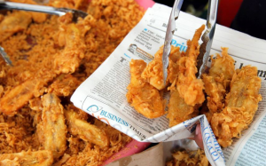 Hãy ngưng ngay việc dùng giấy báo để thấm dầu, gói đồ ăn