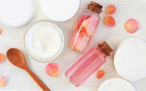 Lợi ích của nước hoa hồng trong việc làm đẹp, cải thiện sức khỏe