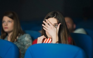Phim kinh dị có tác động gì đến não, tại sao nhiều người thích xem?