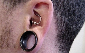 Làm gì khi khi tai bị sưng đỏ và mưng mủ sau khi xỏ lỗ tai? 