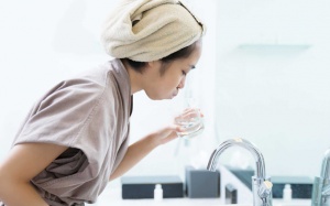 Dùng nước súc miệng có ảnh hưởng đến nhạy cảm họng không?