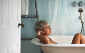 Vệ sinh ngay sau khi làm “chuyện ấy”: Nên hay không nên?