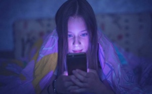 Tiếp xúc lâu với ánh sáng xanh sẽ làm tăng tốc độ lão hóa sớm